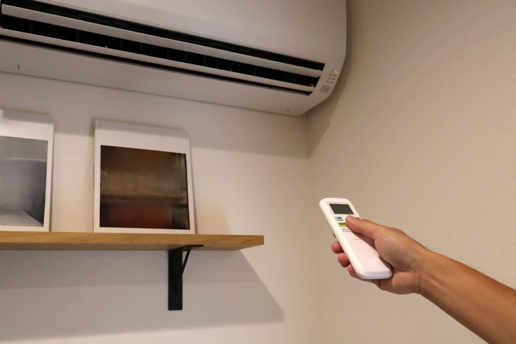 エアコンを操作する人